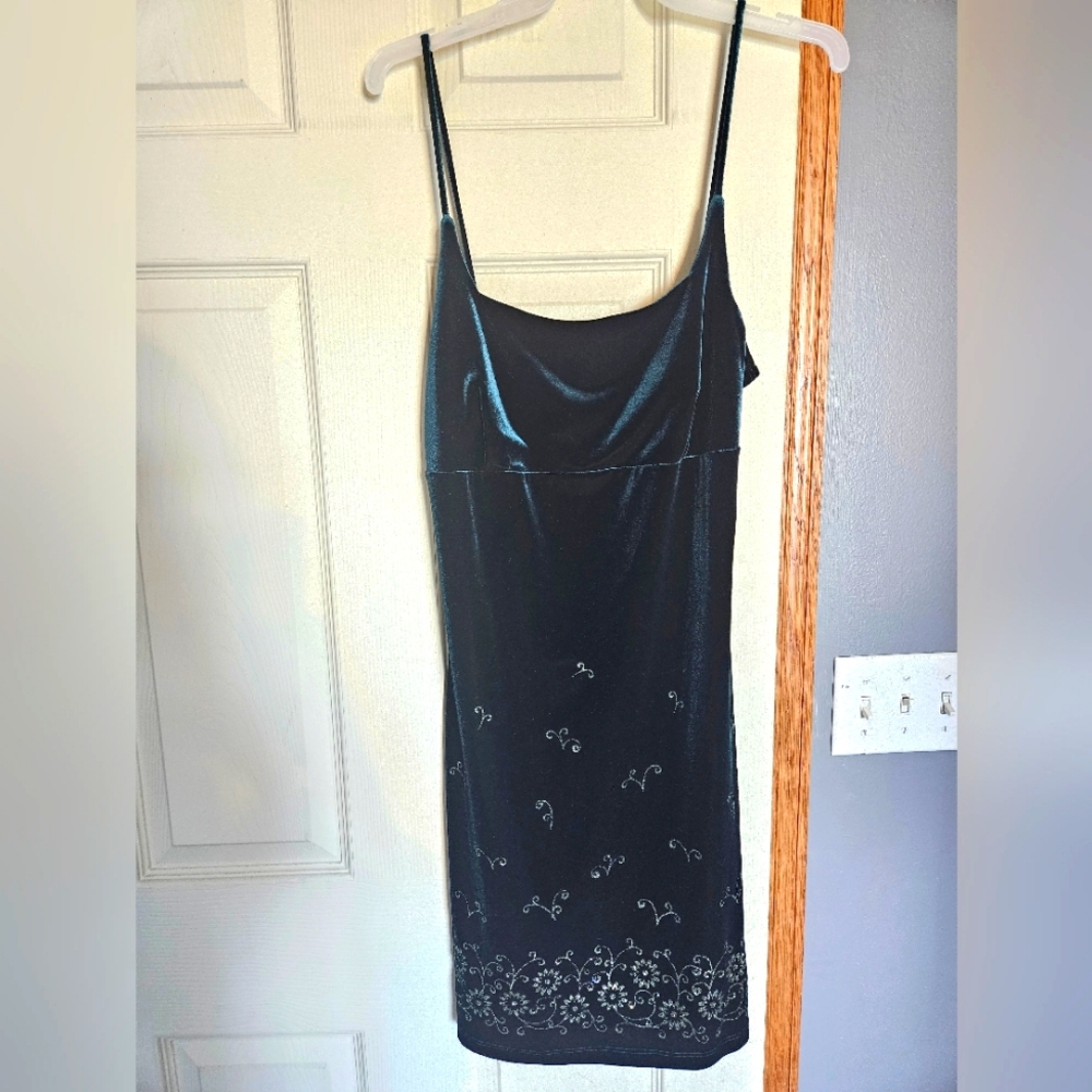 Status Collection Dark Green Velvet Spagehetti Strap Dress w/Embroidery. Size L